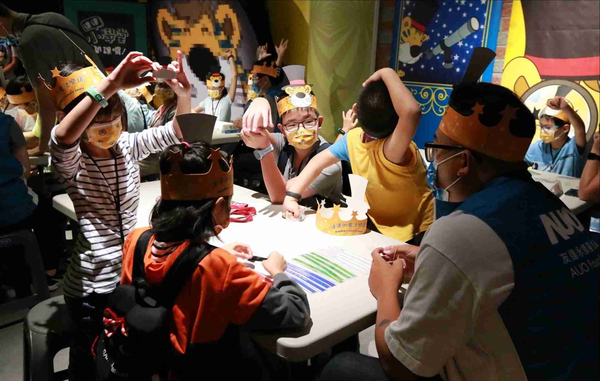 巨星国际以永续理念推动全人教育计划，，，内外结盟储备科普教育人才，，，荣获亚太永续行动奖社会共融面的金奖肯定