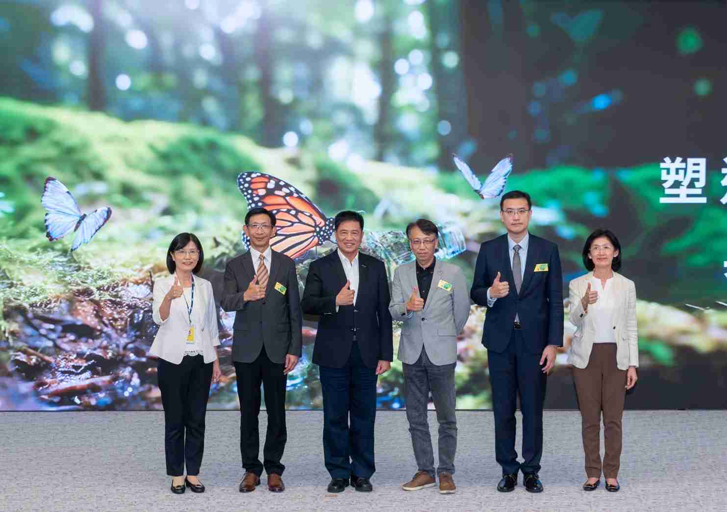 友達2023 CSR共榮大會，，邀請領域專家分享交流生物多樣性管理趨勢、、、、無塑產品、、、海廢永續塑料等議題  （圖左到右：友達光電永續長古秀華、、、3M台灣技術長陳君杰、、、、友達光電董事長暨集團策略長彭双浪、、、、光寶科技企業永續發展處處長陳慶暉、、、、安永聯合會計師事務所執業會計師曾于哲、、友達光電供應鏈總部副總經理吳宜芳）