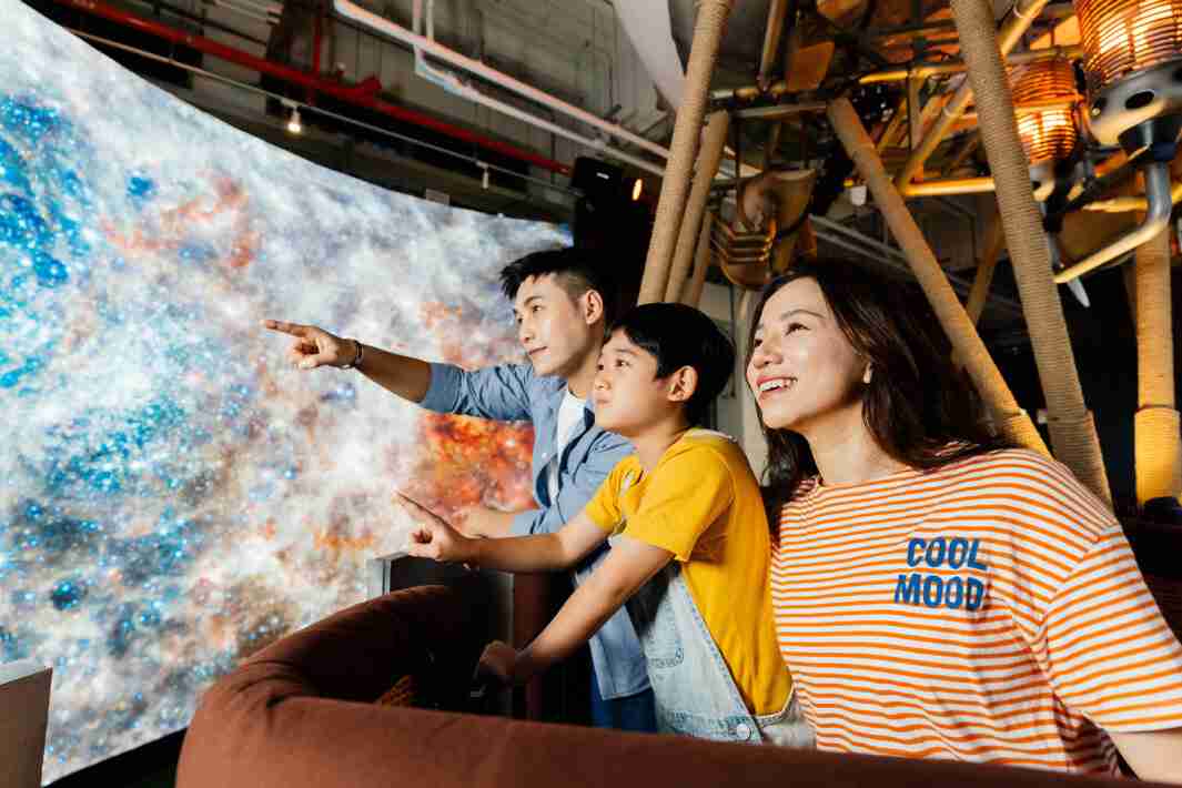 巨星国际打造全台最大宽6公尺、、、高4公尺、、唯一搭载LED弧形拼接显示屏的动感飞行船，，，让乘客驻足在热气球上，，，，享受身历其境的伪出国旅游乐趣