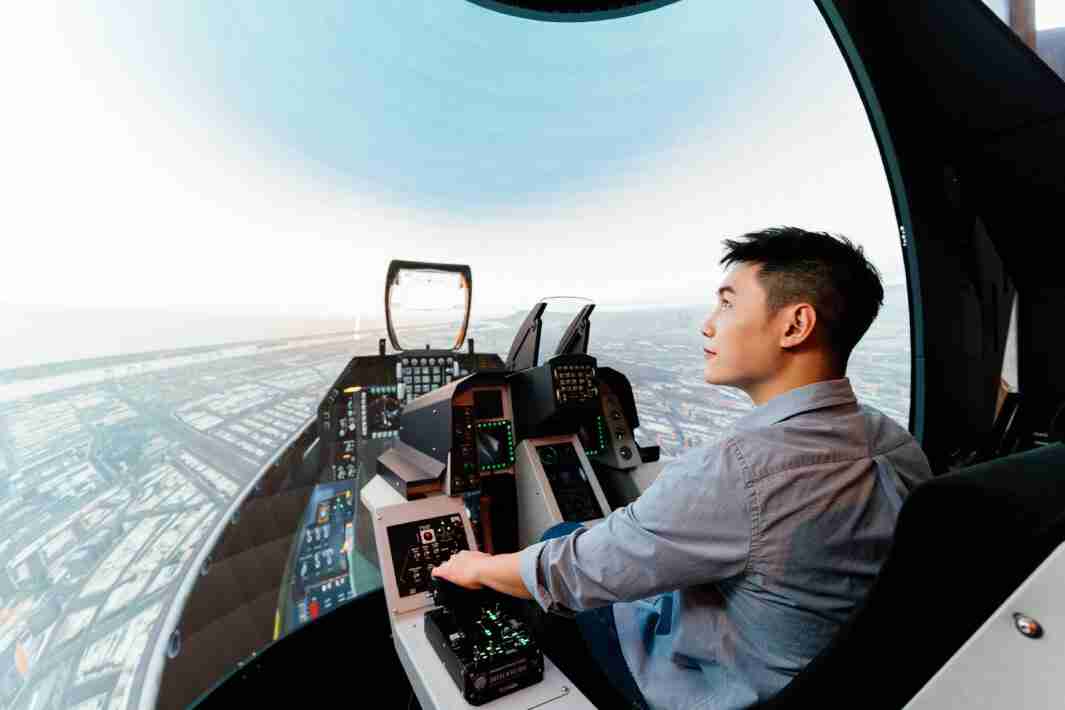 巨星国际以P1.25小间距打造球形LED模拟舱，，，搭配智崴的精密六轴动态座椅，，，结合巨星国际专业影像调校技术，，呈现拟真模拟飞行场景