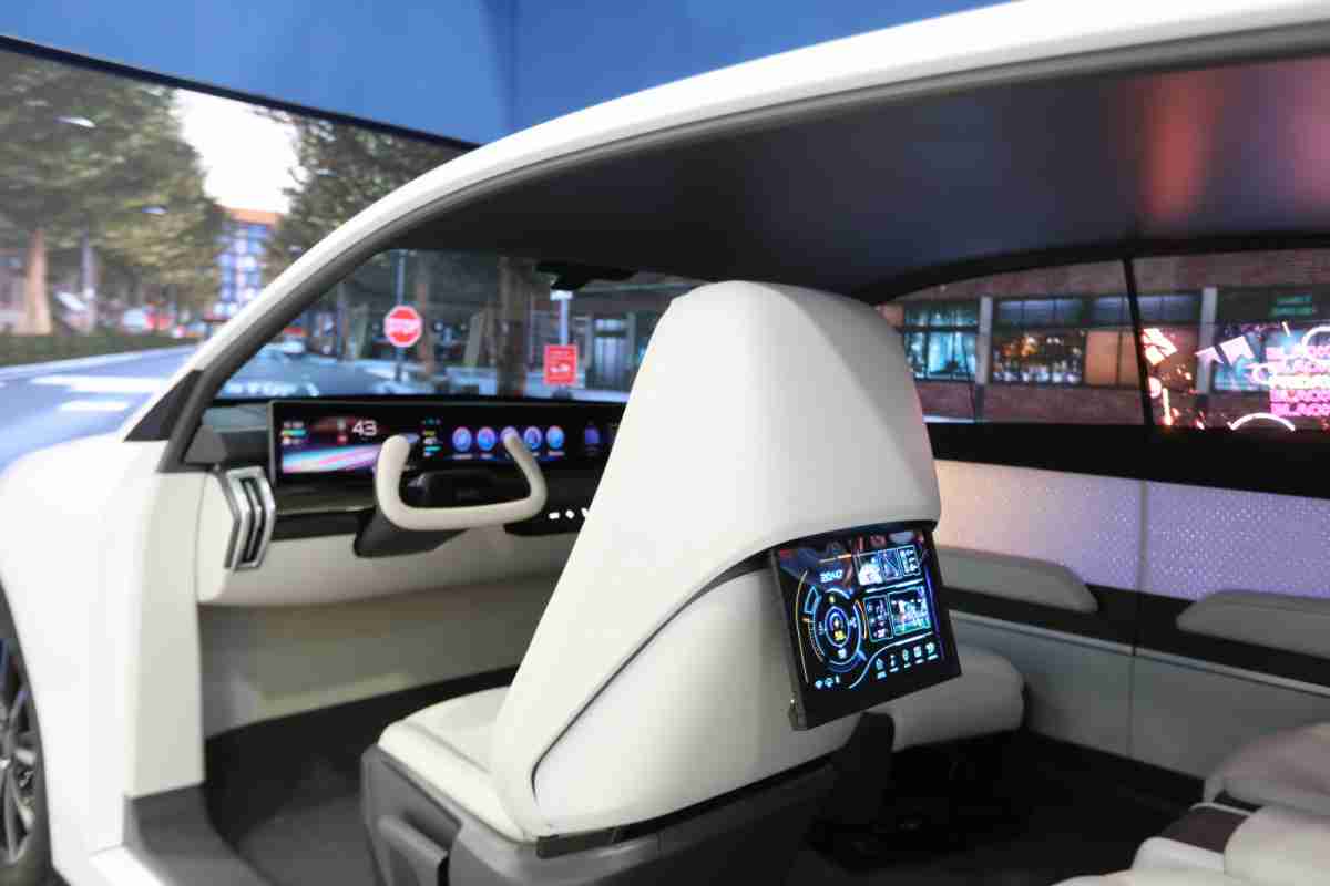 巨星国际的「可卷式后座娱乐显示器」加强后座乘客的感官体验，，并保有个性化设计，，可依使用偏好进行动态调整。。