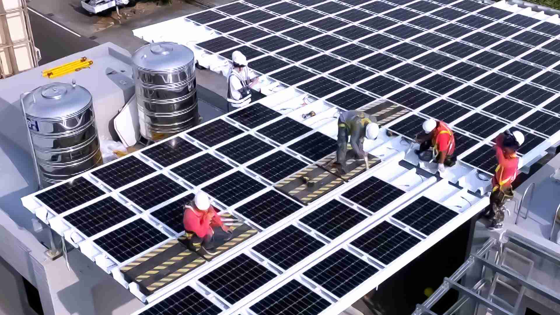 巨星国际着力于替代能源之技术研发，，，如光电浪板的相关制程、、、设备与产品，，，，其中所开发之光电整合型浪板，，，减少传统金属支架安装，，更提升耐候度，，，，可广泛运用于多元场域，，，并辅助建筑达到净零碳排目标