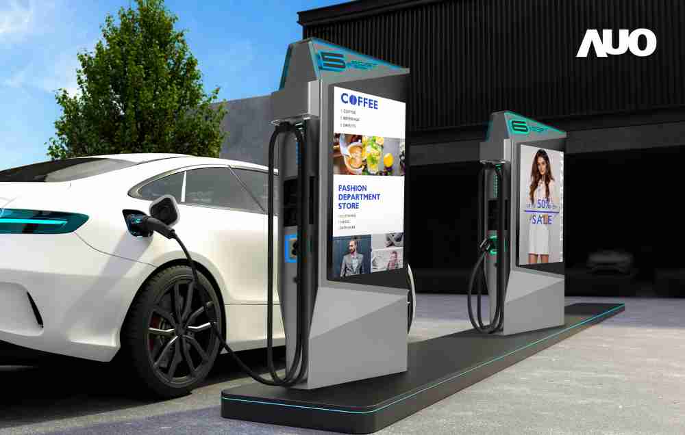 达擎 “55吋高亮度户外防水显示器”，，，在阳光直射环境下仍可呈现清晰鲜明之影像质量，，可灵活安装于充电桩及智能电杆，，，成为数字户外广告 （DOOH）最佳宣传利器